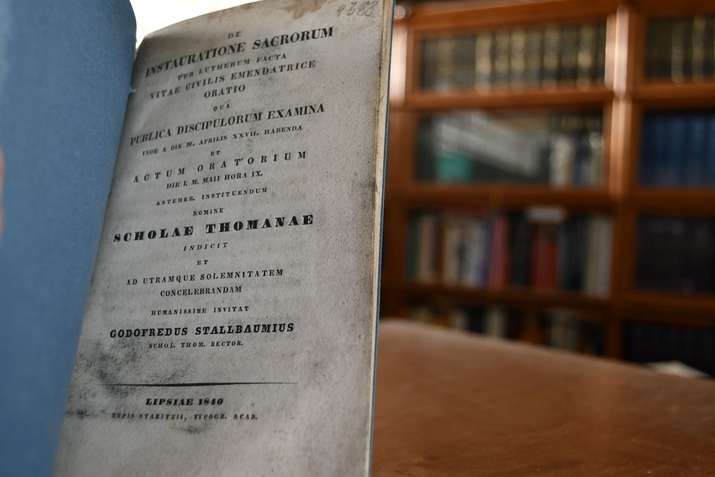 De instauratione sacrorum per Lutherum facta vitae civilis emendatrice oratio qua publica discipulorum examina inde a die M. Aprilis XXVII. habenda et actum oratorium die I. M. Maii hora IX. Antemer. instituendum nomine Scholae Thomanae indicit et ad utramque solemnitatem concelebrandam humanissime invitat Godofredus Stallbaumius Schol. Thom. Rector.