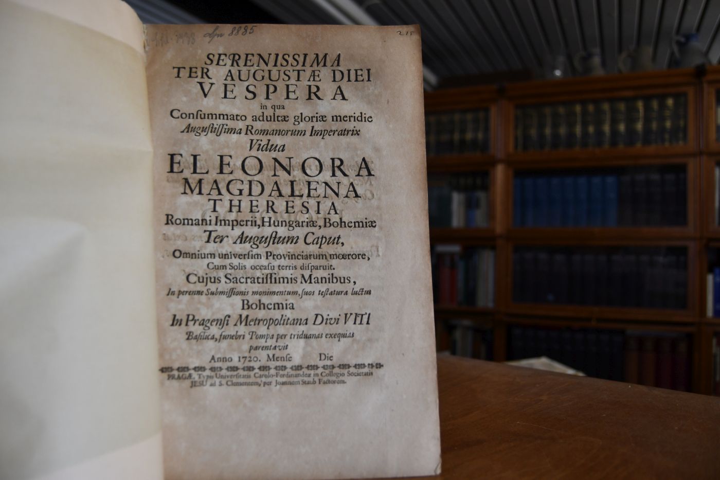 Serenissima ter Augustae diei vespera in qua consummato adultae gloriae meridie Augustissima Romanorum Imperatrix Vidua Eleonora Magdalena Theresia Romani Imperii, Hungariae, Bohemiae Ter Augustum Caput, Omnium universim Provinciarum moerore, Cum sole occasu terris disparuit. Cuius Sacratissimis Manibus, In perenne Submissionis monimentum, suos testatura luctus Bohemia In Pragensi Metropolitana Divi Viti Basilica, funebri Pompa per triduanas exequias parentavit.