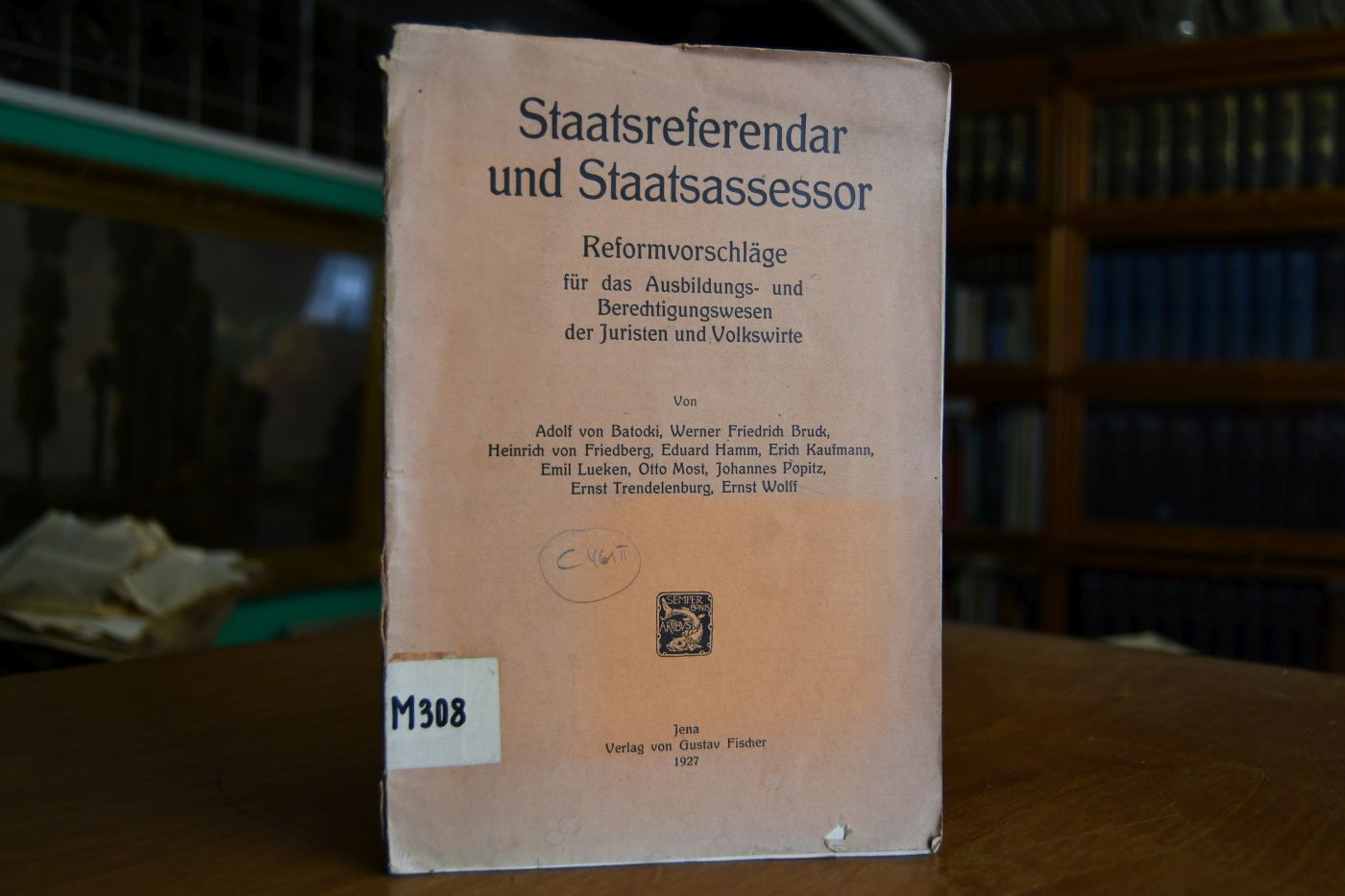 Staatsreferendar und Staatsassessor. Reformvorschläge für das Ausbildungs- und Berechtigungswesen der Juristen und Volkswirte.