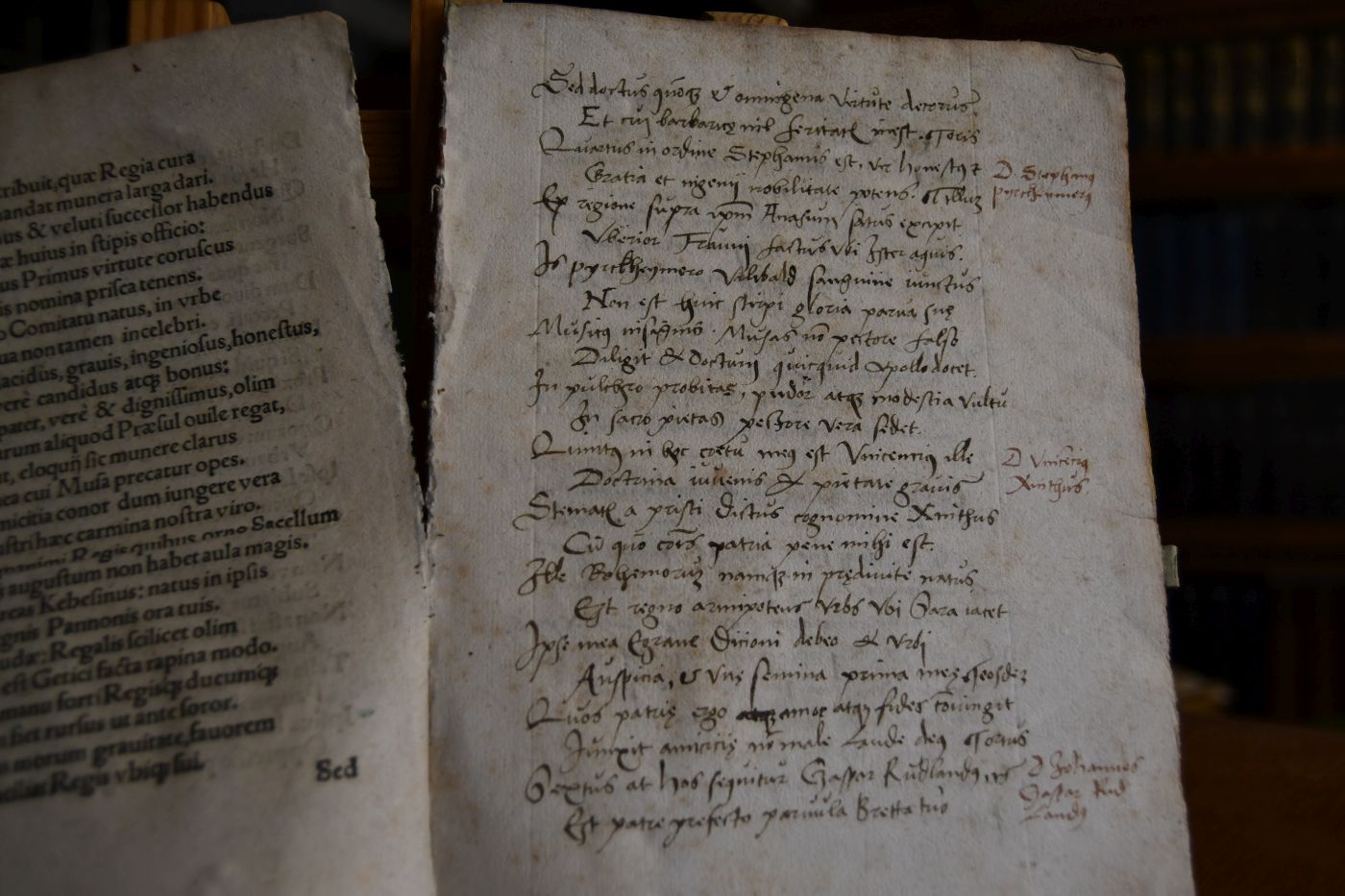 Sacelli regii encomion elegiaco carmine scriptum. Fragment. Es fehlt der Titel, und 6 Textseiten. 3 Textseiten sind in alter Handschrift ergänzt.