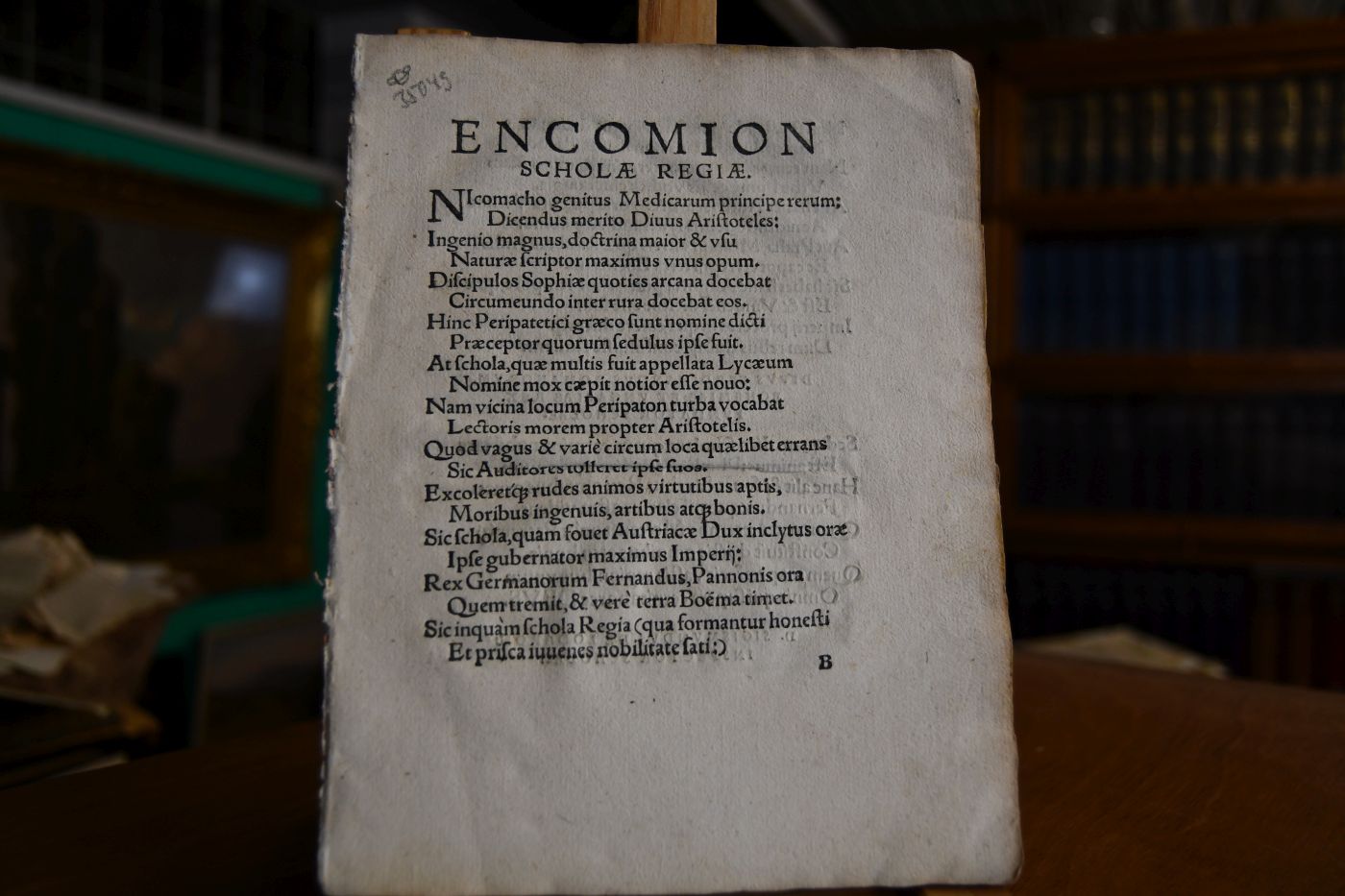 Encomion Insignis Ac Memorabilis Scholae, in qua Regiae Romanorum Maiestatis generosi ac nobiles iuuenes ad Pietatem, Virtutem Sapientiam ... praeclare informantur. Fragment. Es fehlt der Titel und die ersten 7 Textseiten.