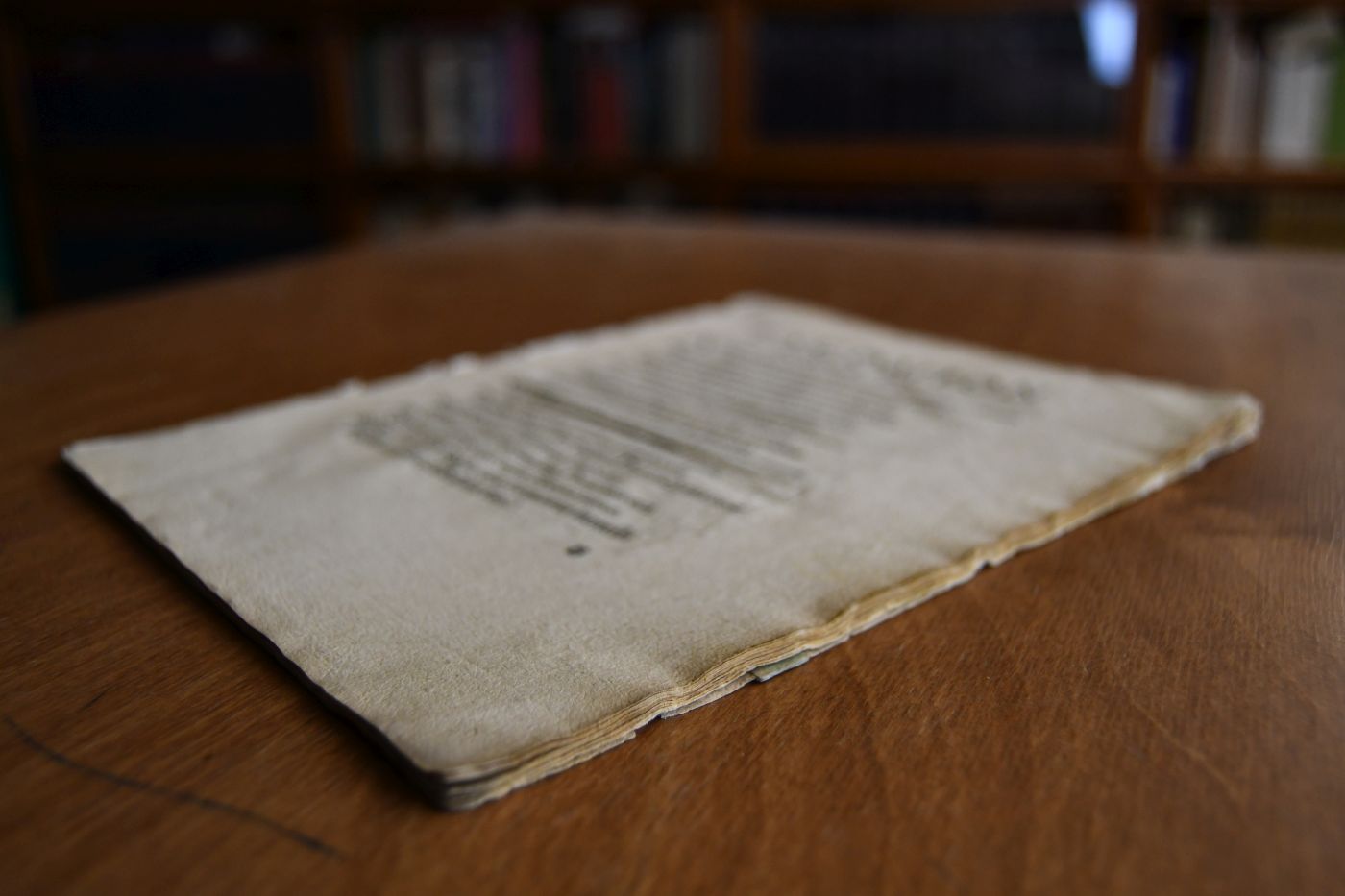 Encomion Insignis Ac Memorabilis Scholae, in qua Regiae Romanorum Maiestatis generosi ac nobiles iuuenes ad Pietatem, Virtutem Sapientiam ... praeclare informantur. Fragment. Es fehlt der Titel und die ersten 7 Textseiten.