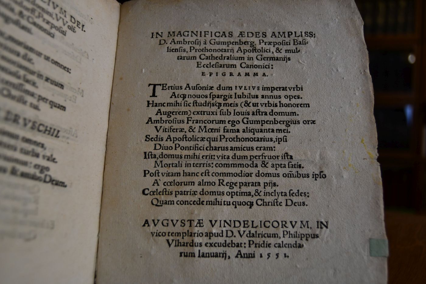 Encomion Insignis Ac Memorabilis Scholae, in qua Regiae Romanorum Maiestatis generosi ac nobiles iuuenes ad Pietatem, Virtutem Sapientiam ... praeclare informantur. Fragment. Es fehlt der Titel und die ersten 7 Textseiten.