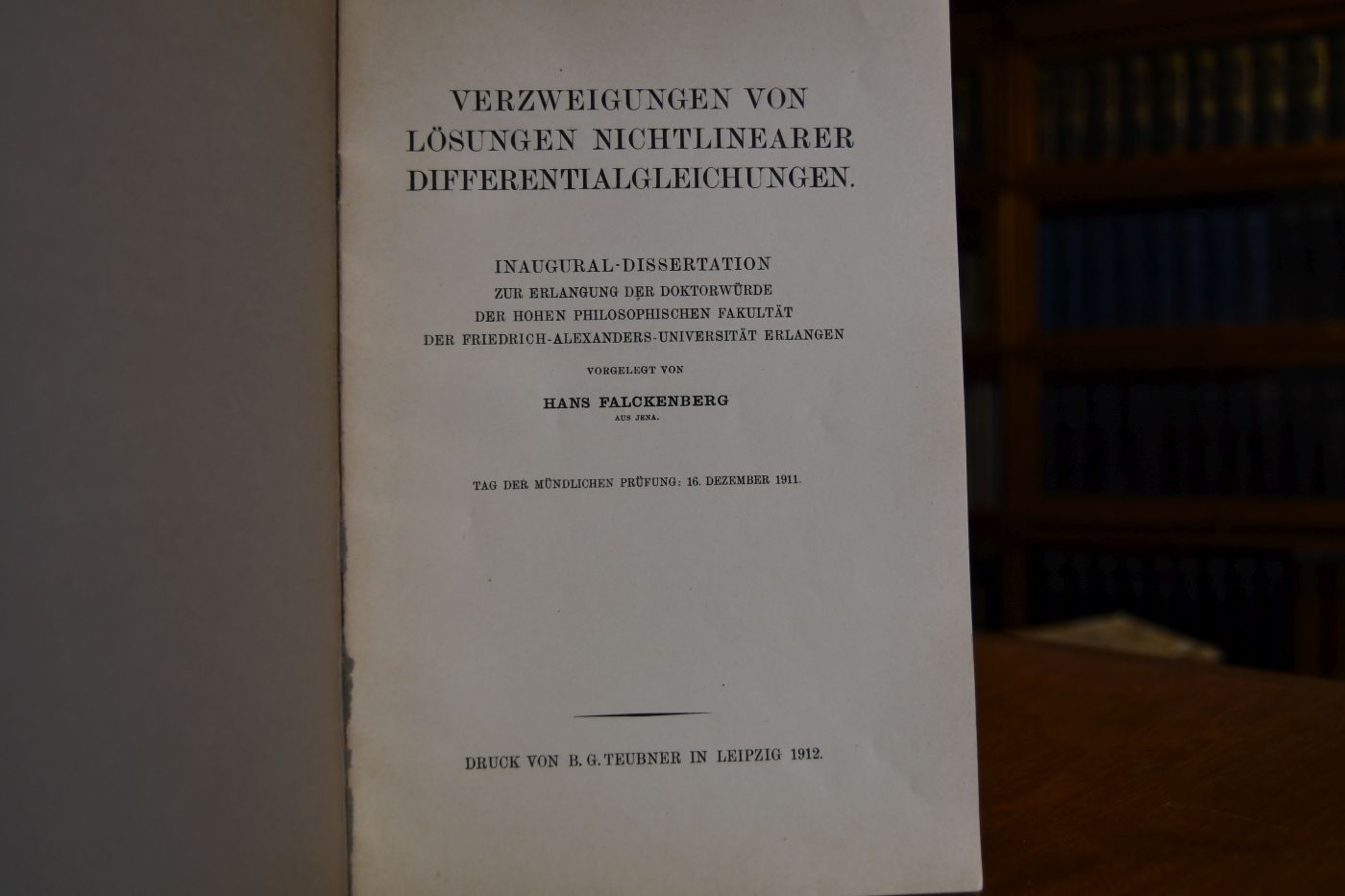 Verzweigungen von Lösungen nichtlinearer Differentialgleichungen.