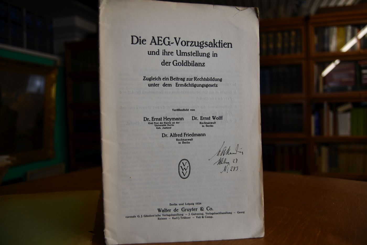 Die AEG-Vorzugsaktien und ihre Umstellung in der Goldbilanz. Zugleich ein Beitrag zur Rechtsbildung unter dem Ermächtigungsgesetz.