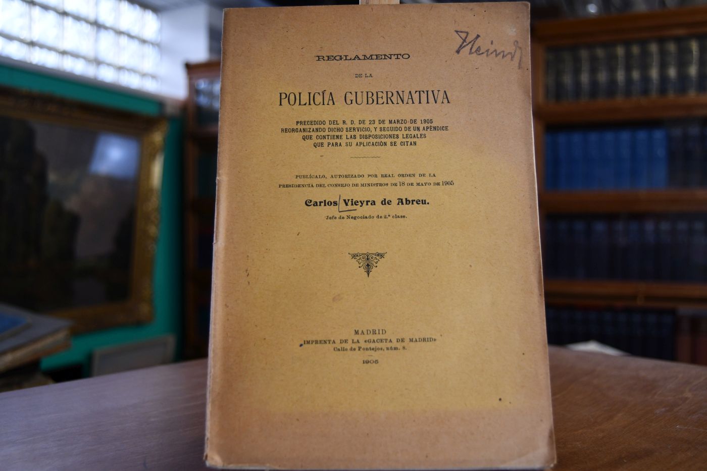 Reglamento de la Policia Gubernativa. Precedido del R. D. de 23 de Marzo de 1905 reorganizando dicho servicio, y seguido de un Apendice que contiene las Disposiciones legales que para su Aplicacion se citan.