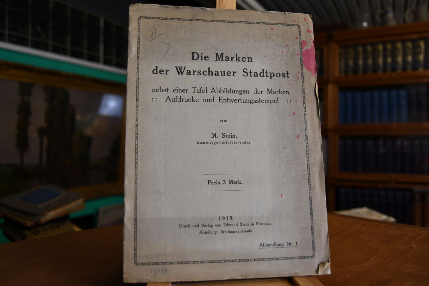 Die Marken der Warschauer Stadtpost nebst einer Tafel Abbildungen der Marken, Aufdrucke und Entwertungsstempel.