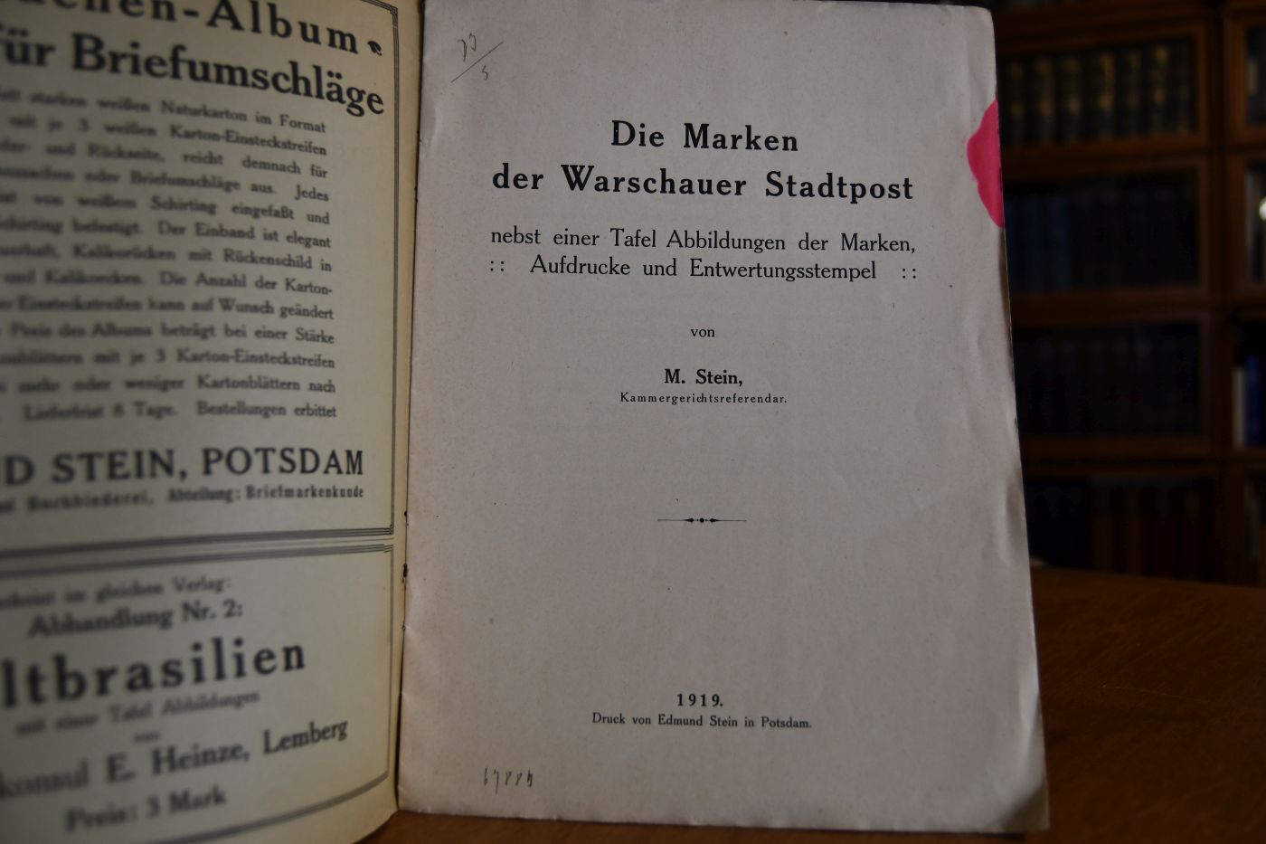 Die Marken der Warschauer Stadtpost nebst einer Tafel Abbildungen der Marken, Aufdrucke und Entwertungsstempel.