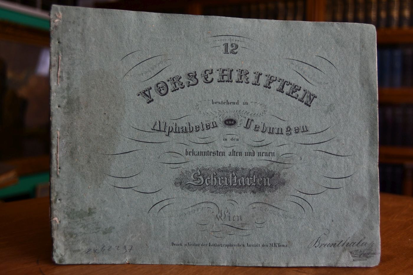 12 Vorschriften bestehend in Alphabeten und Uebungen in den bekannten alten und neuen Schriftarten.