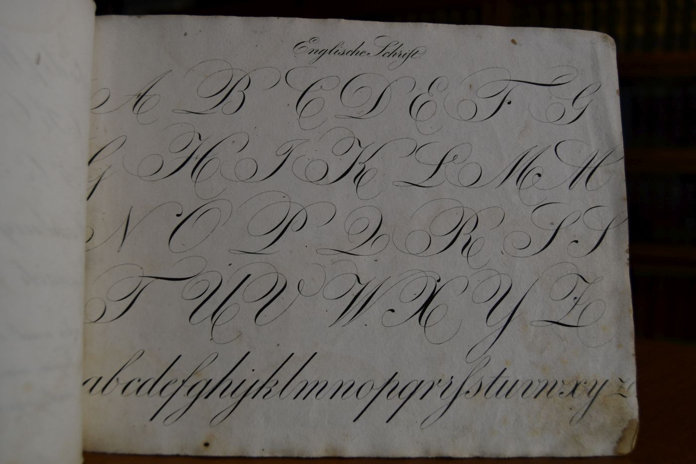 12 Vorschriften bestehend in Alphabeten und Uebungen in den bekannten alten und neuen Schriftarten.