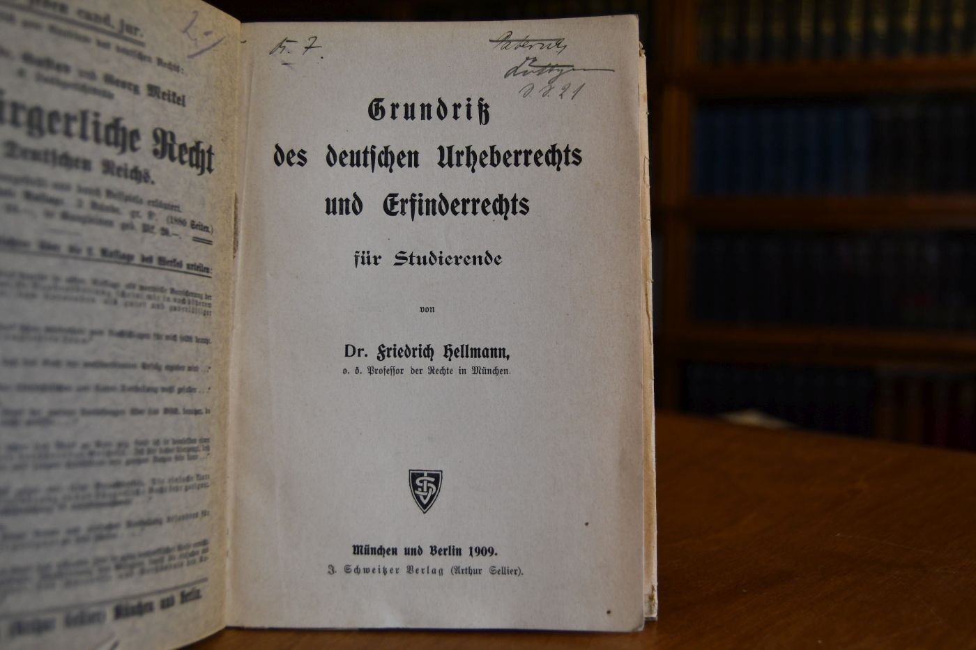 Grundriß des deutschen Urheberrechts und Erfinderrechts für Studierende.