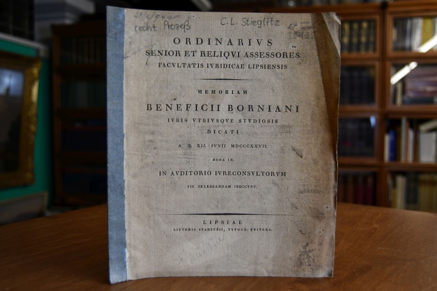 Ordinarivs Senior Et Reliqvi Assessores Facvltatis Ivridicae Lipsiensis Memoriam Beneficii Borniani Ivris Vtrivsque Stvdiosis Dicati A. D. XII. Ivnii MDCCCXXVII. Hora IX. In Auditorio Iureconsultorum Pie Celebrandam Indicunt.