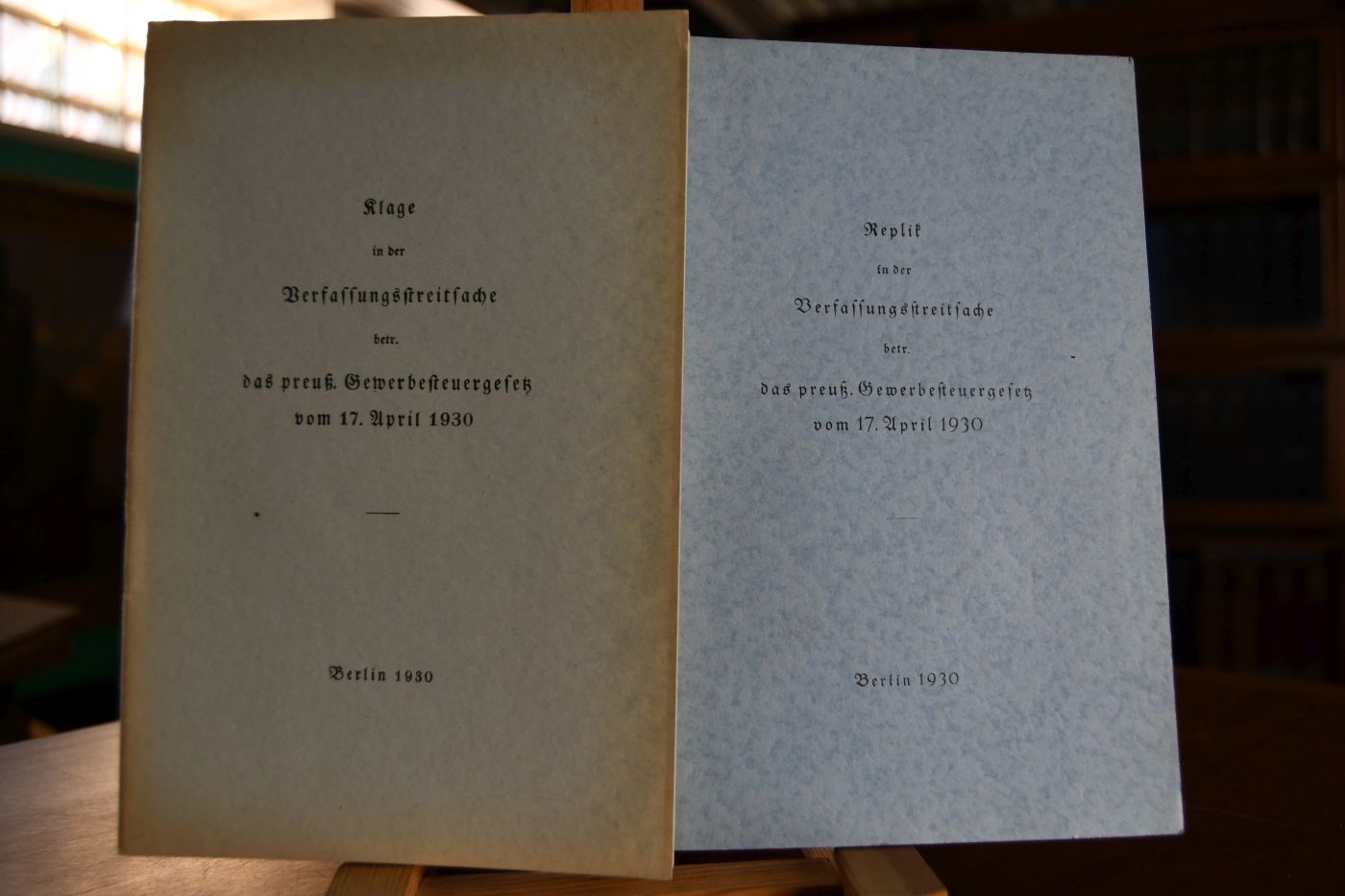 Klage in der Verfassungsstreitsache betr. das preuß. Gewerbesteuergesetz vom 17. April 1930. Beiliegend Replik in der Verfassungsstreitsache betr. das preuß. Gewerbesteuergesetz vom 17. April 1930, 5 S., Berlin, o.V., 1930.