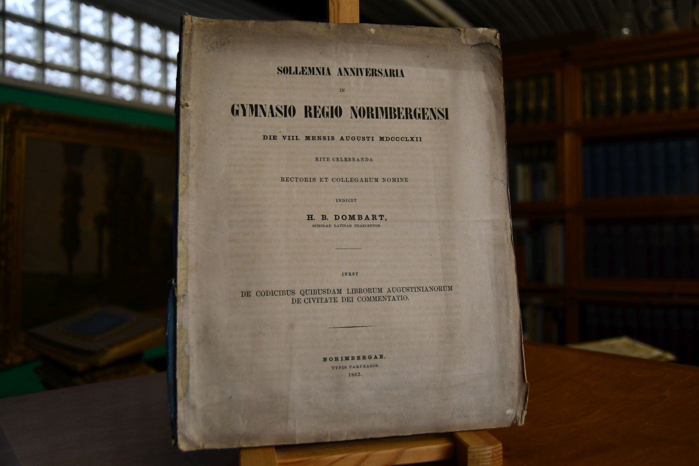 Sollemnia anniversaria in Gymnasio Regio Norimbergensi die VIII. Mensis Augusti MDCCCLXII rite celebranda Rectoris et Collegarum nomine indicit H.B. Dombart, scholae latinae Praeceptor. Inest De Codicibus quibusdam librorum Augustinianorum de Civitate Dei commentatio.