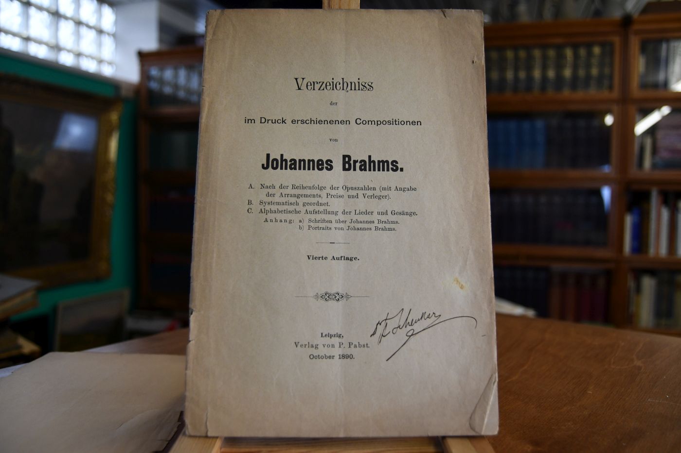 Verzeichniss der im Druck erschienenen Compositionen von Johannes Brahms. A. Nach der Reihenfolge der Opuszahlen (mit Angabe der Arrangements, Preise und Verleger. B. Systematisch geordnet. C. Alphabetische Aufstellung der Lieder und Gesänge Anhang a) Schriften über Johannes Brahms. b) Portraits von Johannes Brahms.