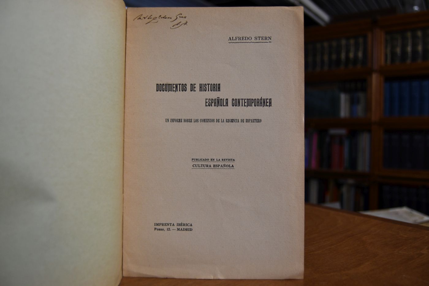 Documentos de Historia espagnola contemporanea. Un informe sobre los comienzos de la regencia de espartero..