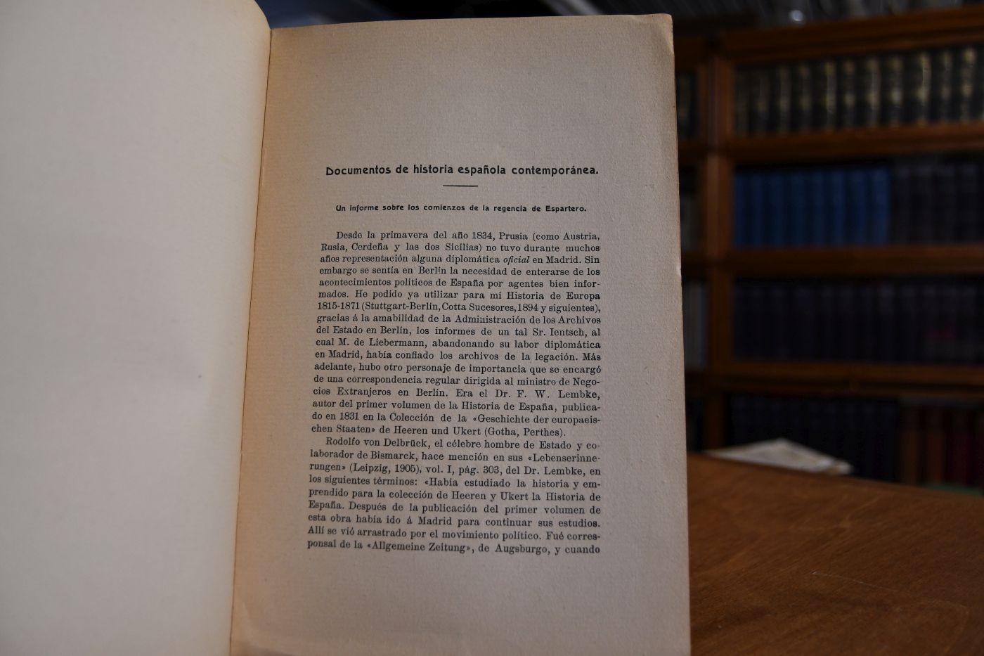 Documentos de Historia espagnola contemporanea. Un informe sobre los comienzos de la regencia de espartero..