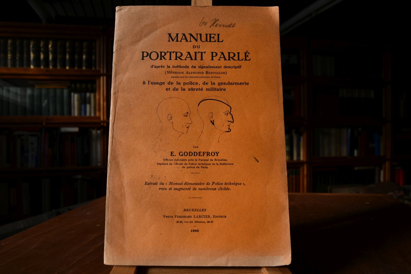 Manuel du portrait parlé d`après la méthode du signalement descriptif (Méthode Alphonse Bertillon, ancien chef de l`identité judiciaire de Paris) à l`usage de la police, de la gendarmerie et de la sûreté militaire.