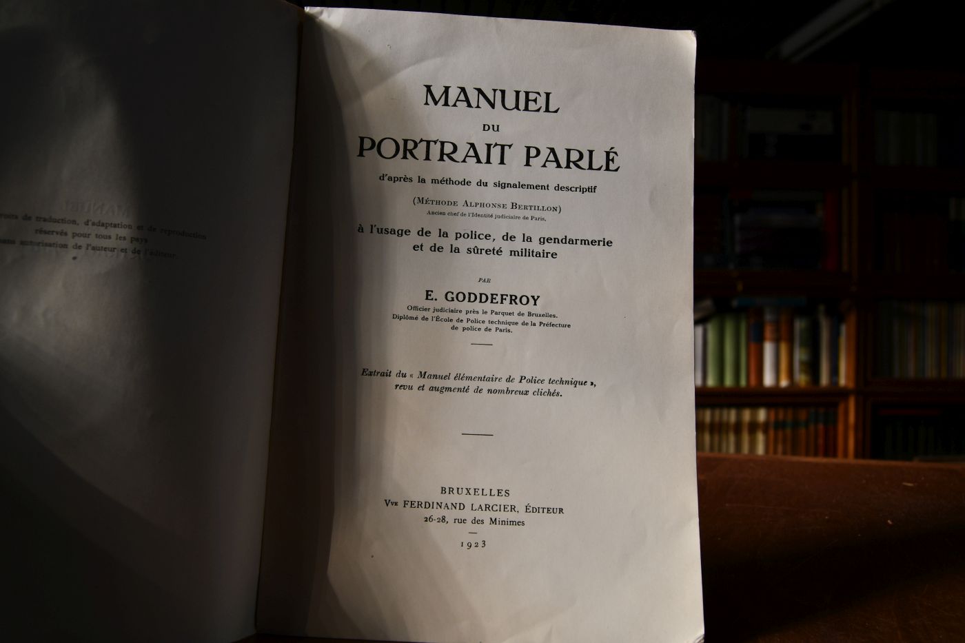 Manuel du portrait parlé d`après la méthode du signalement descriptif (Méthode Alphonse Bertillon, ancien chef de l`identité judiciaire de Paris) à l`usage de la police, de la gendarmerie et de la sûreté militaire.