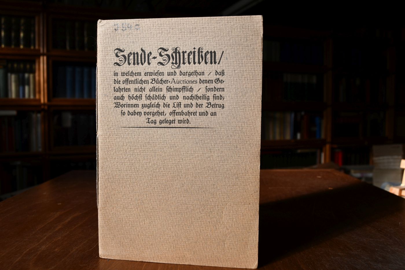 Sende-Schreiben in welchen erwiesen und dargethan / daß die offentlichen Bücher-Auctiones denen Gelahrten nicht allein schimpfflich / sondern auch höchst schädlich und nachtheilig sind; worinnen zugleich die List und der Betrug so dabey vorgehet, offenbahret und an Tag geleget wird.
