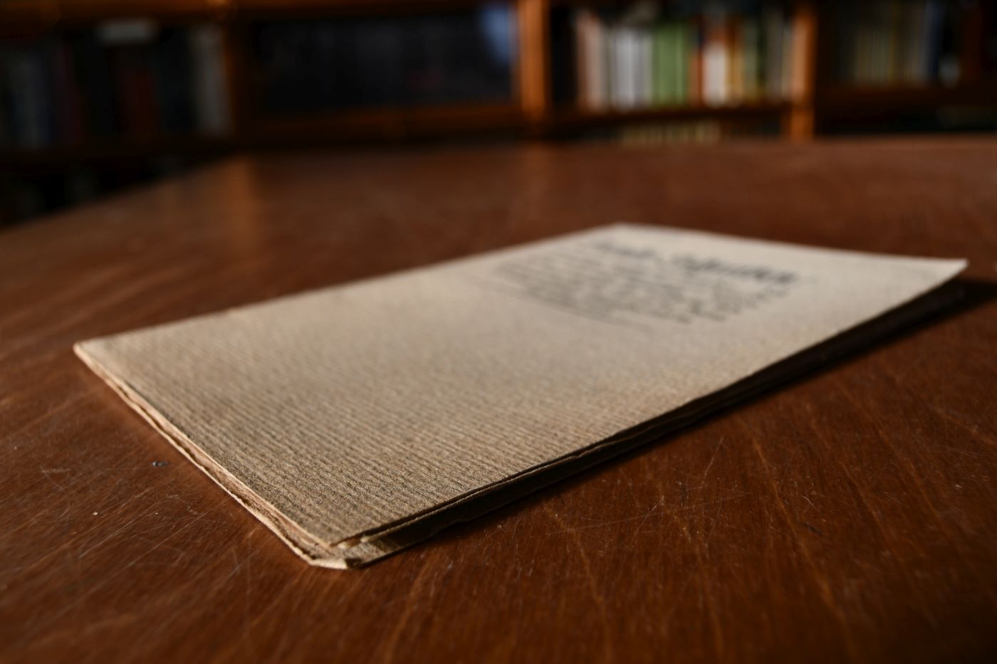Sende-Schreiben in welchen erwiesen und dargethan / daß die offentlichen Bücher-Auctiones denen Gelahrten nicht allein schimpfflich / sondern auch höchst schädlich und nachtheilig sind; worinnen zugleich die List und der Betrug so dabey vorgehet, offenbahret und an Tag geleget wird.