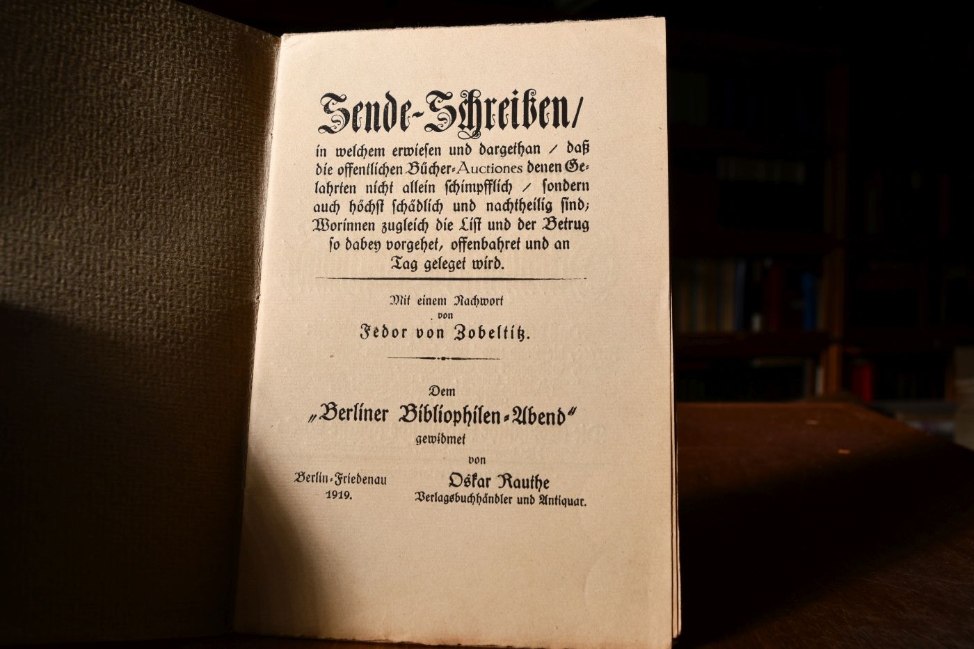 Sende-Schreiben in welchen erwiesen und dargethan / daß die offentlichen Bücher-Auctiones denen Gelahrten nicht allein schimpfflich / sondern auch höchst schädlich und nachtheilig sind; worinnen zugleich die List und der Betrug so dabey vorgehet, offenbahret und an Tag geleget wird.