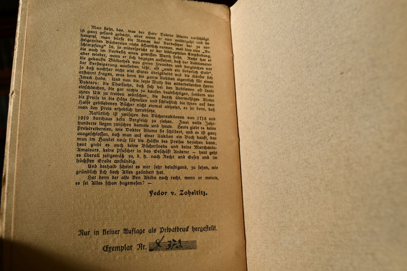 Sende-Schreiben in welchen erwiesen und dargethan / daß die offentlichen Bücher-Auctiones denen Gelahrten nicht allein schimpfflich / sondern auch höchst schädlich und nachtheilig sind; worinnen zugleich die List und der Betrug so dabey vorgehet, offenbahret und an Tag geleget wird.
