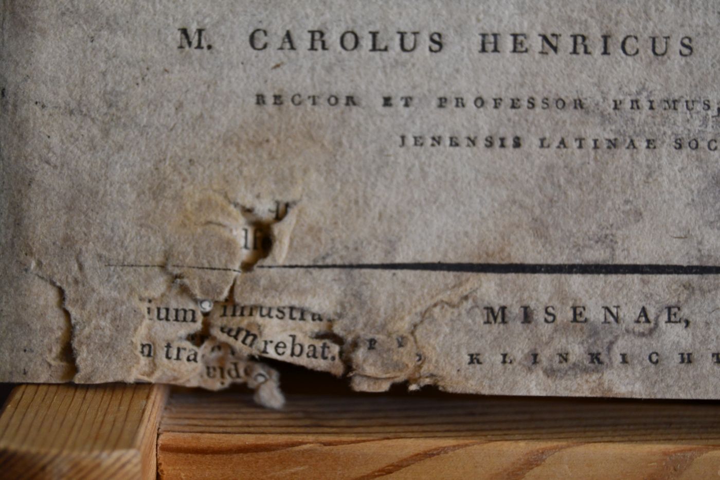 Dissertatio de mensa solis qua praemissa novi coenaculi sumptibus regiis nuperrime extructi dedicationem indicit et ad orationes IV. D. III Aug. Anno MDCCCXI in acroaterio majori post horam nonam matutinam auditam habendas afranarum rerum tutores et fautores humanissime invitavit M. Carolus Henricus Tzschucke Rector et Professor primus societatis Jenensis latinae socius.