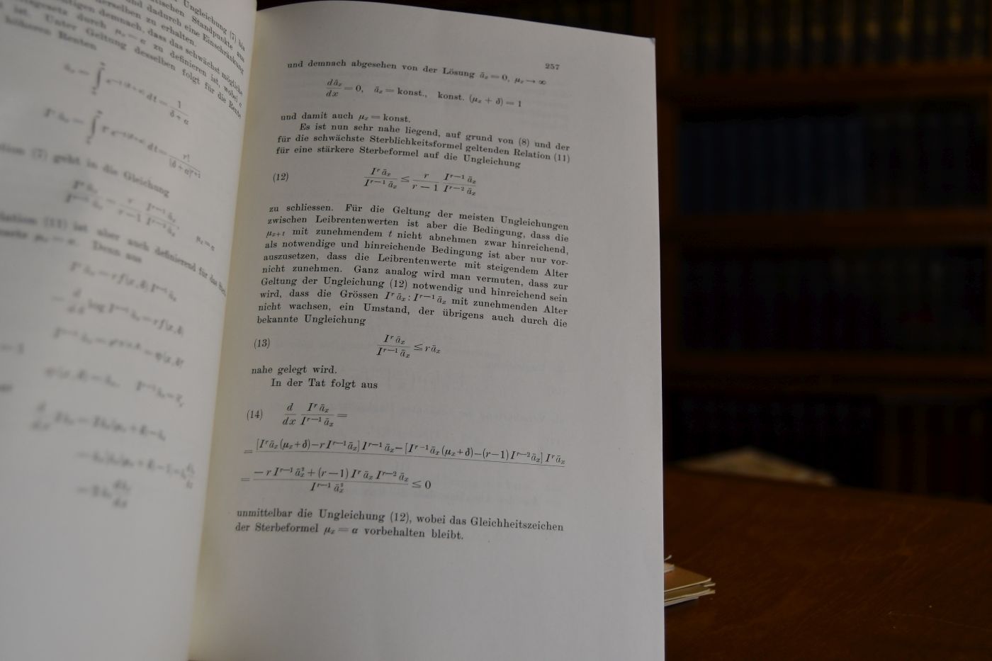 Konvolut von 8 Sonderdrucken. Enthält 1. Über die zur dritten Stufe gehörigen hypergeometrischen Integrale am elliptischen Gebilde, aus "Monatshefte für Mathematik und Physik", XVII. Jahrg., Teschen, Prochaska, 52 S.; 2. Über den Satz vom arithmetischen Mittel, aus "Monatshefte für Mathematik und Physik", XXVIII. Jahrg., Teschen, Prochaska, S. 127 - 132; 3. Zur Theorie der mechanischen Ausgleichung, aus "Monatshefte für Mathematik und Physik", 43I. Band, S. 51-65; 4. Über die Definition der Gauss`schen Verteilung durch Momentrelationen. aus den Mitteilungen der Vereinigung Schweizerischer Versicherungsmathematiker, Heft 32, Bern, Stämpfli, 6 S.; 5. Über den Einfluss einer Änderung der Rechnungsgrundlagen auf die Prämienreserven, aus den Mitteilungen der Vereinigung Schweizerischer Versicherungsmathematiker, Heft 32, Bern, Stämpfli, 15 S.; 6. Über eine Funktionalgleichung der Wahrscheinlichkeitstheorie, aus den Monatsheften für Mathematik und Physik, 46. Band, Leipzig, Akademische Verlagsgesellschaft, S. 366-376; 7. Das durchschnittliche Risiko als Maximum des Erwartungswertes, aus Blätter für Vers.-Mathematik und verwandte Gebiete, Band 87, Heft 3, S. 78-95; 8. Über einige Ungleichungen der Versicherungsmathematik, aus Skandinavisk Aktuarietidskrift 1937, S. 253-267.