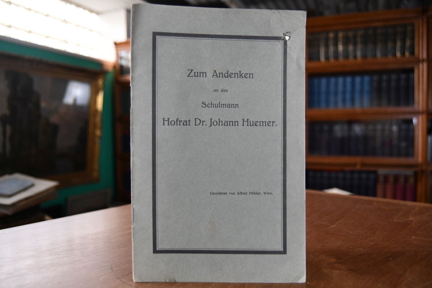 Zum Andenken an den Schulmann Hofrat Dr. Johann Huemer.