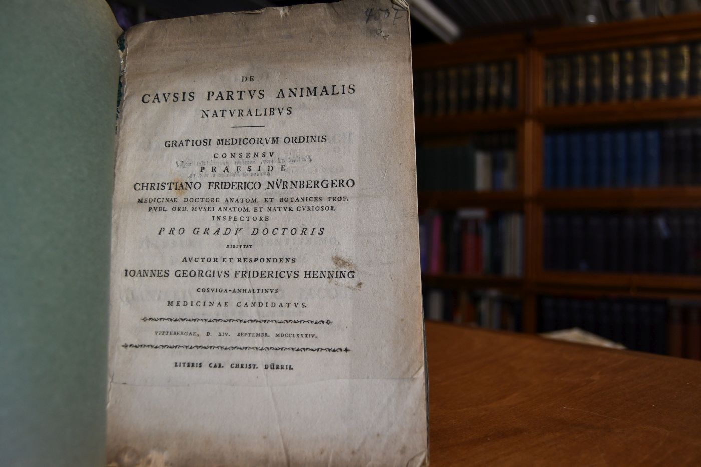 De Causis Partus Animalis Naturalibus Vittebergae, D. XIV. Septembr. MDCCLXXXIV. / Gratiosi Medicorum Ordinis Consensu Praeside Christiano Friderico Nürnbergero ... Pro Gradu Doctoris Disputat Auctor Et Respondens Joannes Georgius Fridericus Henning Cosviga-Anhaltinus Medicinae Candidatus (Über die natürlichen Ursachen einer Geburt).