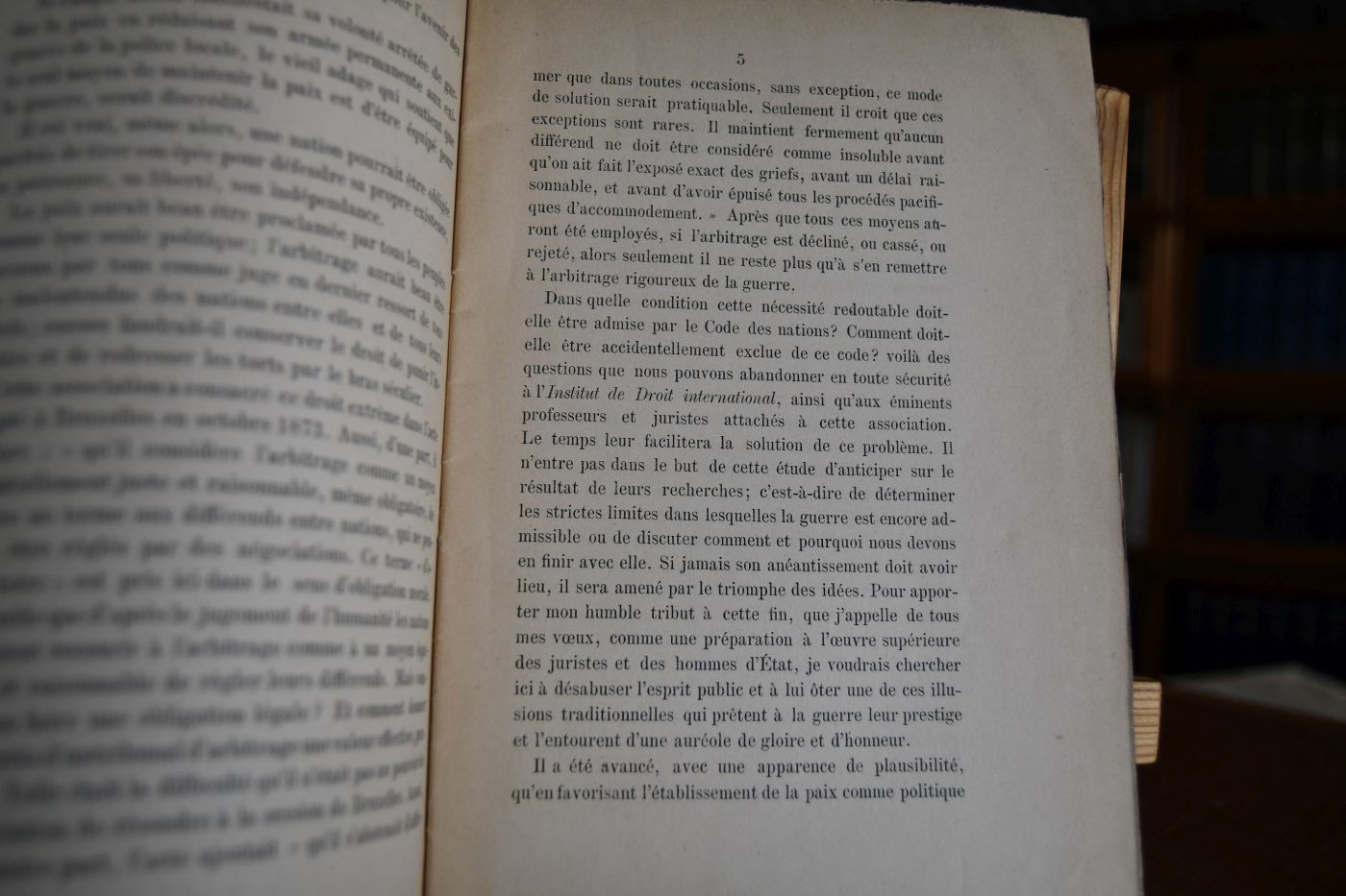 La paix considéré comme berceau de la chevalerie. Pronoce devant l`Association pour la reforme et la Codification du droit des gens a Geneve, en Septembre 1874.
