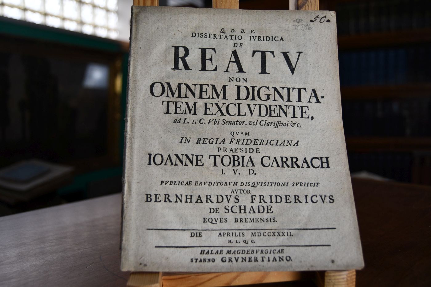 Dissertatio Ivridica De Reatv Non Omnem Dignitatem Exclvdente, ad L. 1. C. Vbi Senator. vel Clarissimi & c. Quam in Regia Fridericiana praeside Ioanne Tobia Carrach I.U.D. publicae eruditorum disquisitioni subiicit autor Bernhardus Fridericus de Schade eques Bremensis. Die Aprilis MDCCXXXII.