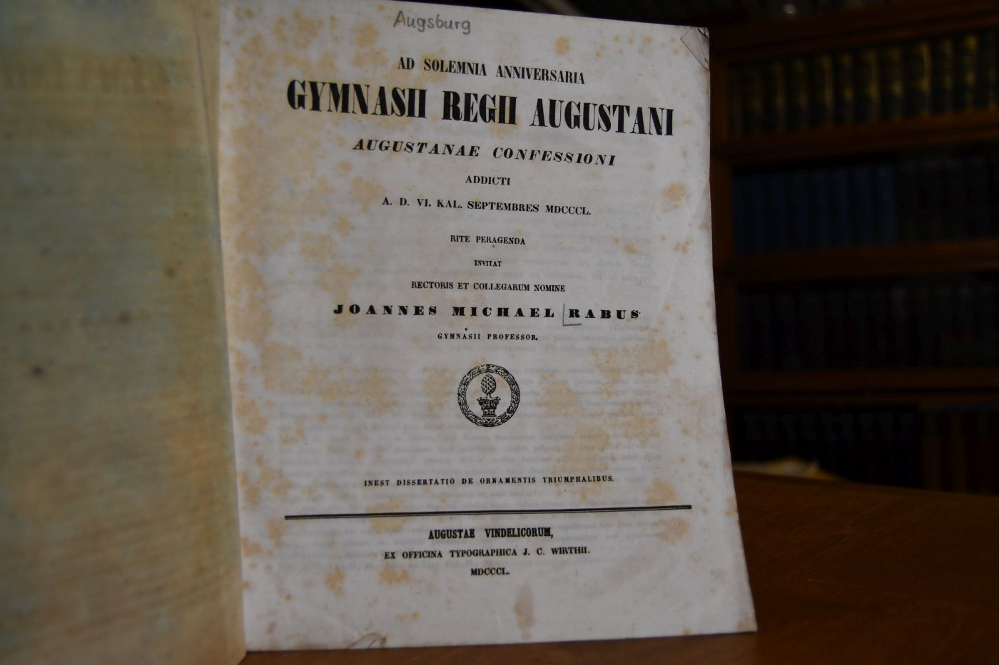 Ad solemnia anniversaria Gymnasii Regii Augustani Augustanae confessioni addicti A.D. VI. Kal. Septembres MDCCCL, rite peragenda invitat Rectoris et Collegarum nomine Joannes Michael Rabus. Inest Dissertatio de Ornamentis triumphalibus.
