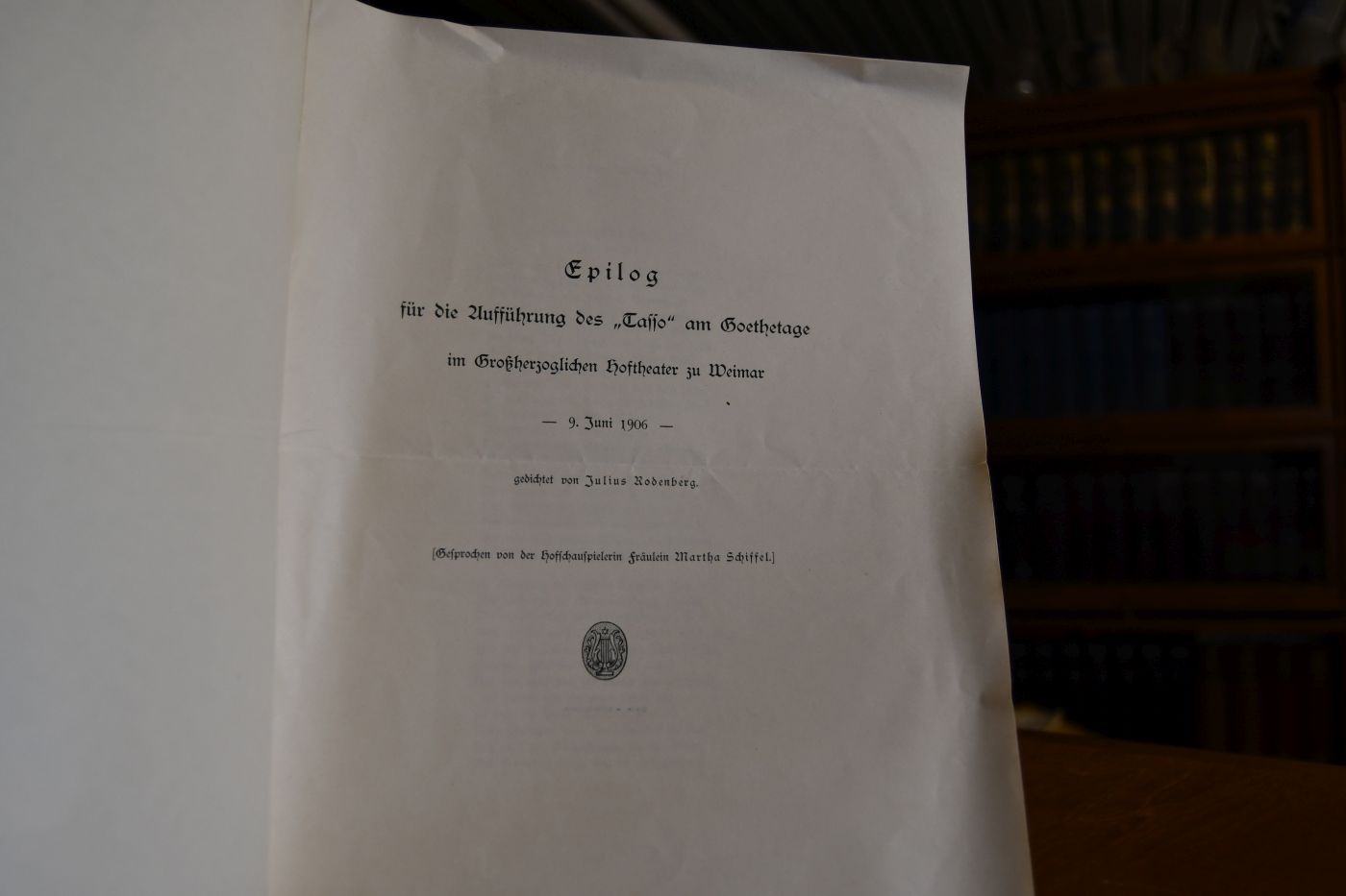 Epilog für die Aufführung des `Tasso` am Goethetage im Großherzoglichen Hoftheater zu Weimar - 9. Juni 1906 - Gesprochen von der Hofschauspielerin Fräulein Martha Schiffel.