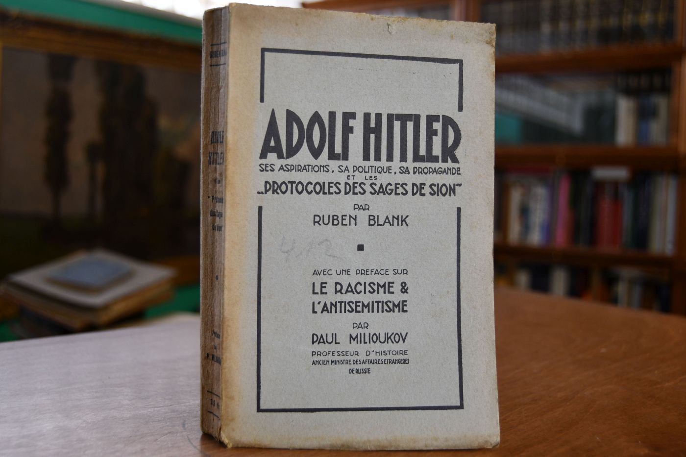 Adolf Hitler, ses aspirations, sa politique, sa propagande et les `Protocoles des Sages de Sion`. Avec une préface sur le racisme et l`antisémitisme par Paul Milioukov.