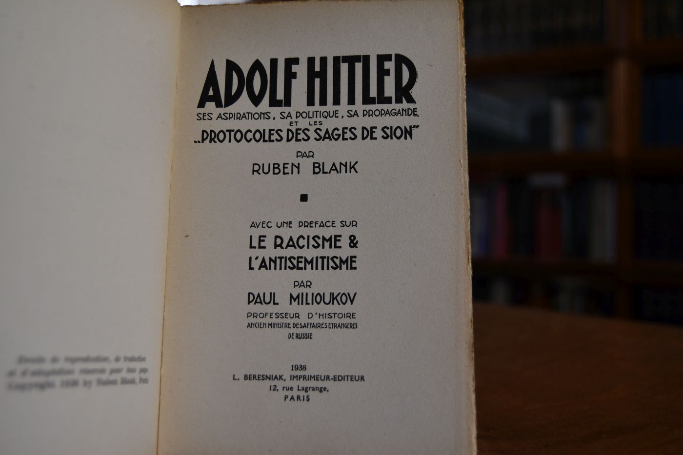 Adolf Hitler, ses aspirations, sa politique, sa propagande et les `Protocoles des Sages de Sion`. Avec une préface sur le racisme et l`antisémitisme par Paul Milioukov.