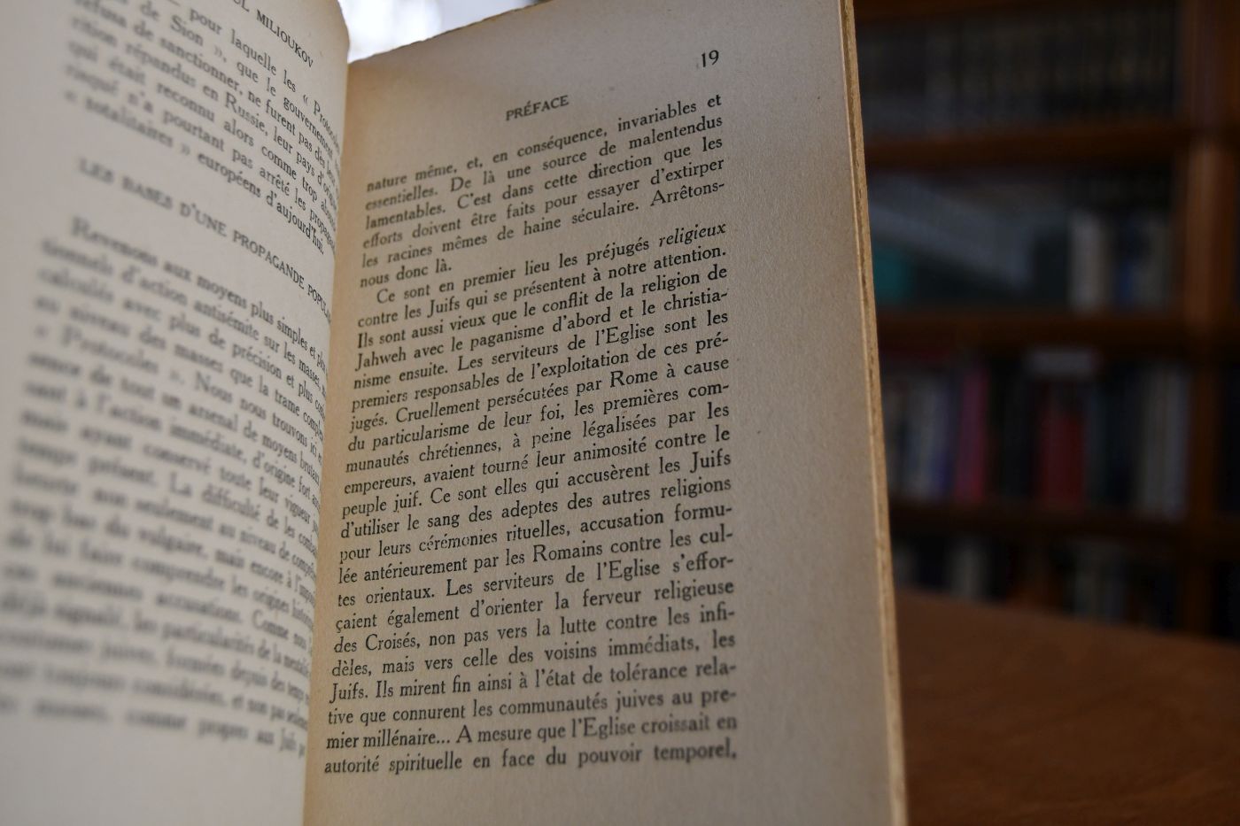 Adolf Hitler, ses aspirations, sa politique, sa propagande et les `Protocoles des Sages de Sion`. Avec une préface sur le racisme et l`antisémitisme par Paul Milioukov.