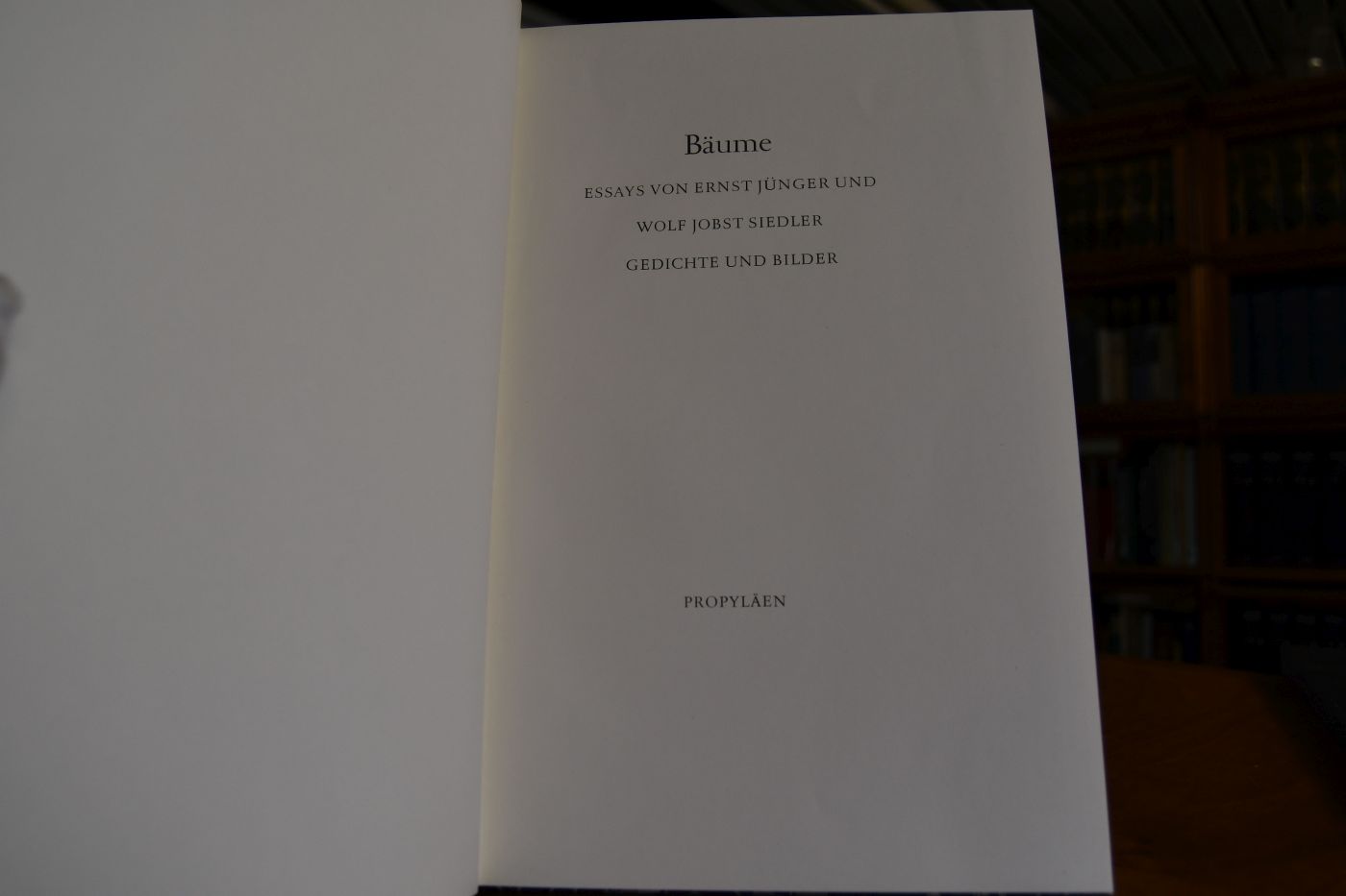 Bäume. Essays von Ernst Jünger und Wolf Jobst Siedler. Gedichte und Bilder.
