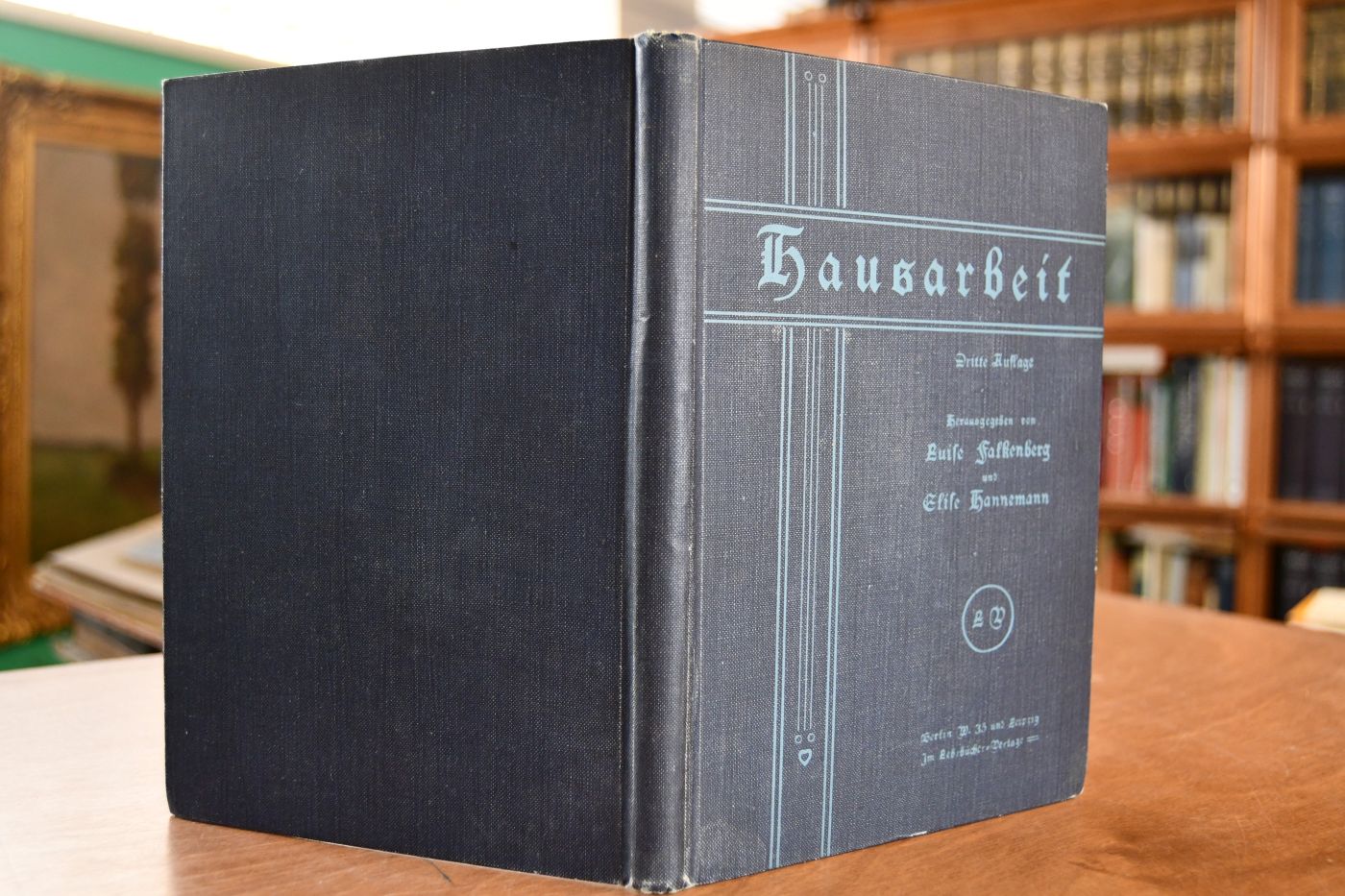 Hausarbeit. Lehrbuch für die Behandlung der Wäsche, für Hausarbeit, Servieren und Tafeldecken, miteinem Anhang "Die Kochkiste".