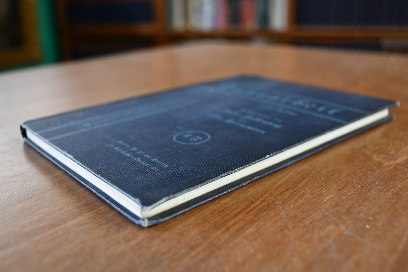 Hausarbeit. Lehrbuch für die Behandlung der Wäsche, für Hausarbeit, Servieren und Tafeldecken, miteinem Anhang "Die Kochkiste".