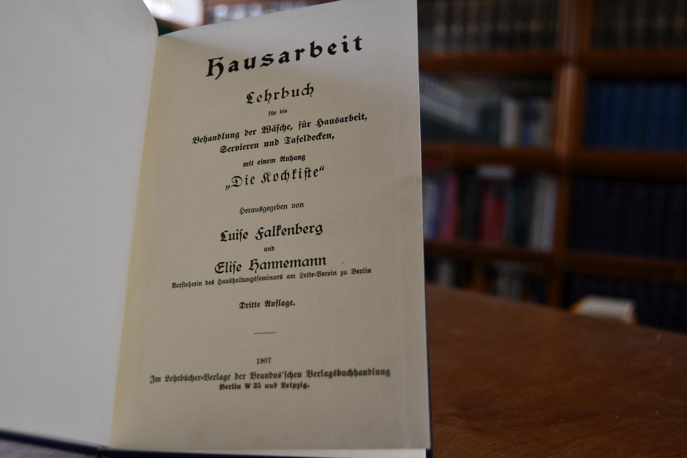 Hausarbeit. Lehrbuch für die Behandlung der Wäsche, für Hausarbeit, Servieren und Tafeldecken, miteinem Anhang "Die Kochkiste".