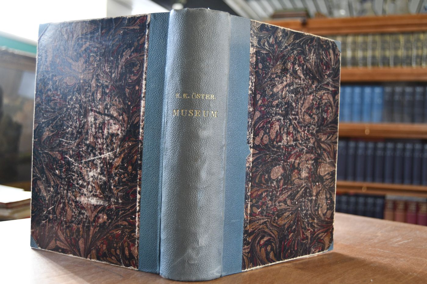 Sammelband mit 3 Katalogen des K.k. Österr. Museum für Kunst und Industrie. Enthält 1. Ausstellung von Alt-Wiener Porzellan, März bis Mai 1904, Katalog und Einleitung. 2. Katalog der Wiener-Congress-Ausstellung 1896. 3. Illustrierter Katalog der Ornamentstichsammlung des K.K. Österreich. Museums für Kunst und Industrie. Erwerbungen seit dem Jahre 1871.