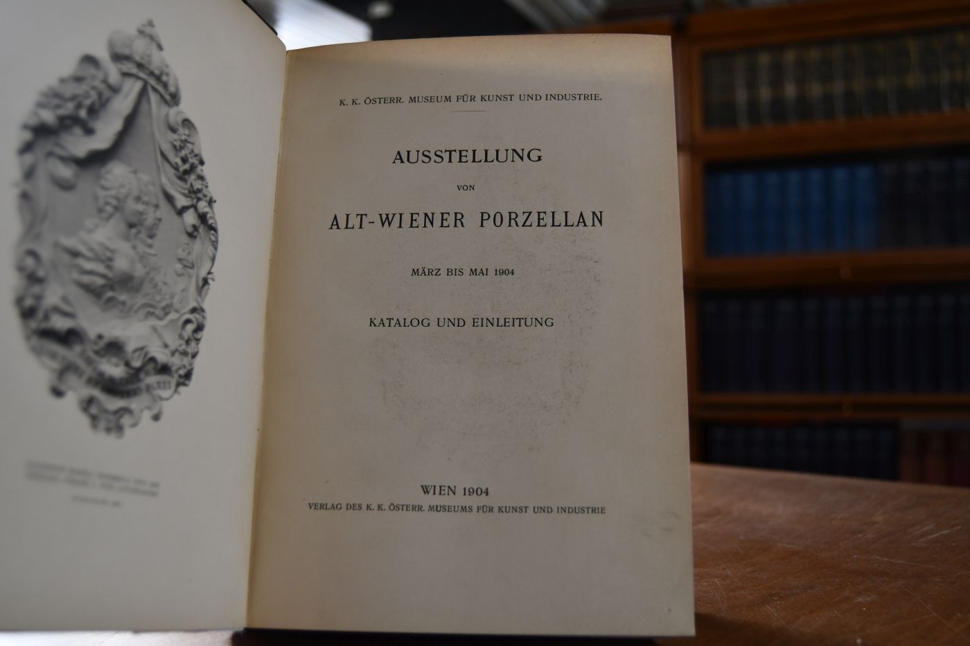 Sammelband mit 3 Katalogen des K.k. Österr. Museum für Kunst und Industrie. Enthält 1. Ausstellung von Alt-Wiener Porzellan, März bis Mai 1904, Katalog und Einleitung. 2. Katalog der Wiener-Congress-Ausstellung 1896. 3. Illustrierter Katalog der Ornamentstichsammlung des K.K. Österreich. Museums für Kunst und Industrie. Erwerbungen seit dem Jahre 1871.
