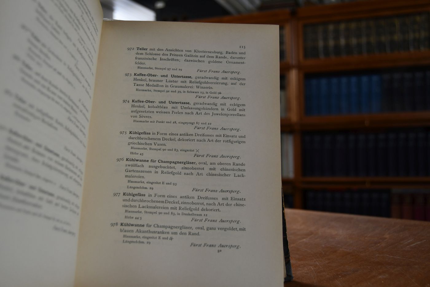 Sammelband mit 3 Katalogen des K.k. Österr. Museum für Kunst und Industrie. Enthält 1. Ausstellung von Alt-Wiener Porzellan, März bis Mai 1904, Katalog und Einleitung. 2. Katalog der Wiener-Congress-Ausstellung 1896. 3. Illustrierter Katalog der Ornamentstichsammlung des K.K. Österreich. Museums für Kunst und Industrie. Erwerbungen seit dem Jahre 1871.