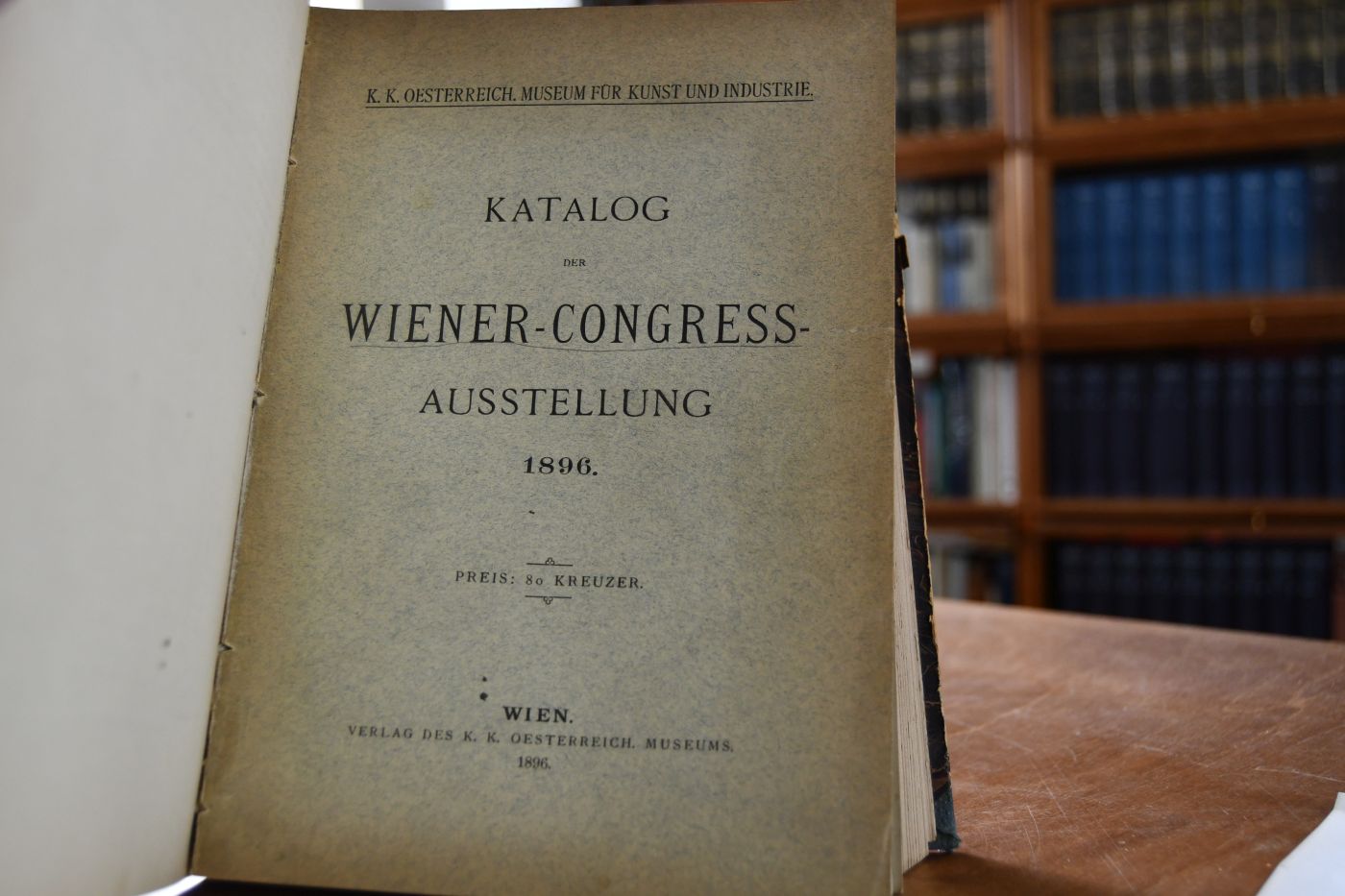 Sammelband mit 3 Katalogen des K.k. Österr. Museum für Kunst und Industrie. Enthält 1. Ausstellung von Alt-Wiener Porzellan, März bis Mai 1904, Katalog und Einleitung. 2. Katalog der Wiener-Congress-Ausstellung 1896. 3. Illustrierter Katalog der Ornamentstichsammlung des K.K. Österreich. Museums für Kunst und Industrie. Erwerbungen seit dem Jahre 1871.