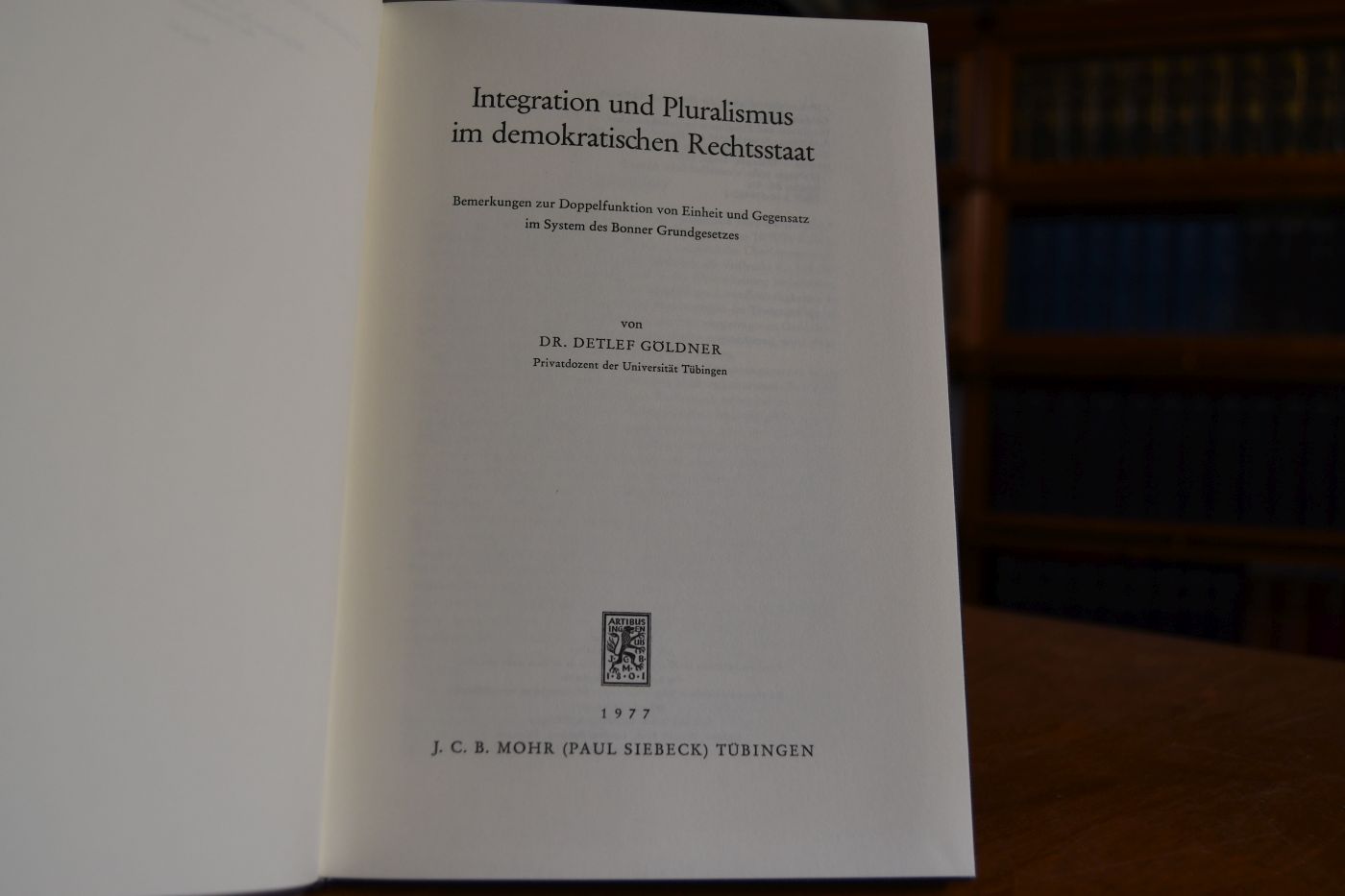 Integration und Pluralismus im demokratischen Rechtsstaat. Bemerkungen zur Doppelfunktion von Einheit und Gegensatz im System des Bonner Grundgesetzes.