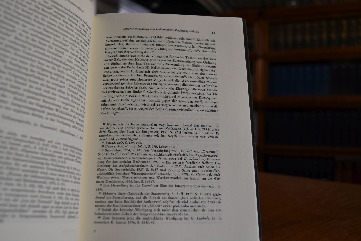 Integration und Pluralismus im demokratischen Rechtsstaat. Bemerkungen zur Doppelfunktion von Einheit und Gegensatz im System des Bonner Grundgesetzes.