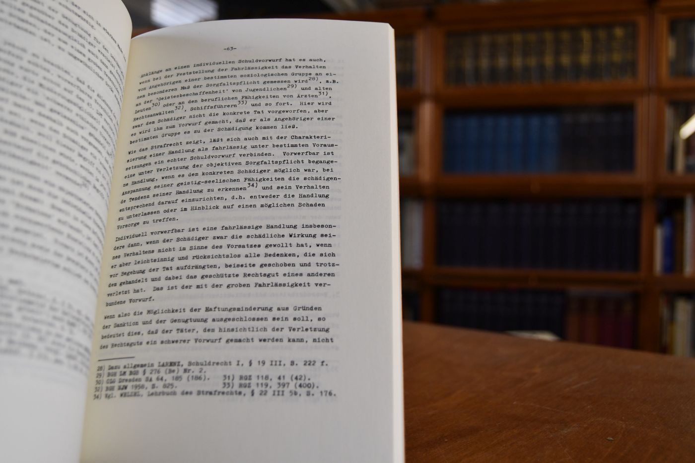 Haftungsstruktur und Minderung der Schadensersatzpflicht durch richterliches Ermessen. Die Probleme einer Abstufung der Haftung im Schadensersatzrecht, Kritik der Paragraphen 225a BGB und Vorschlag für eine Neuformulierung.