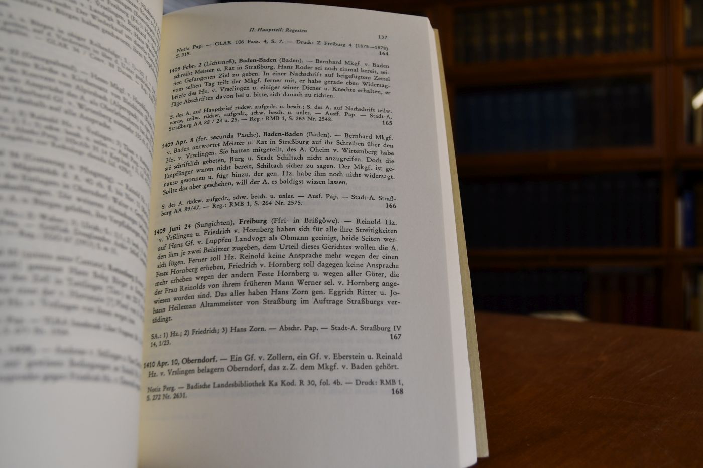 Die Herzoge von Urslingen. Studien zu ihrer Besitz-, Sozial- und Familiengeschichte mit Regesten.